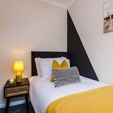 Cheerful 3 Bedroom Home With Parking Near Chester Saughall Экстерьер фото