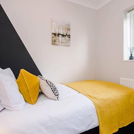 Cheerful 3 Bedroom Home With Parking Near Chester Saughall Экстерьер фото