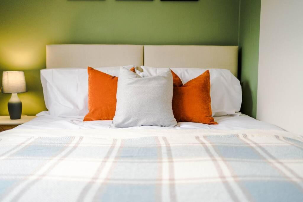 Cheerful 3 Bedroom Home With Parking Near Chester Saughall Экстерьер фото