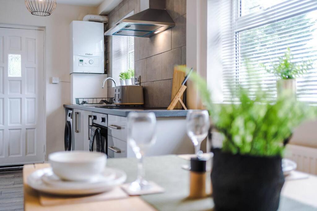 Cheerful 3 Bedroom Home With Parking Near Chester Saughall Экстерьер фото