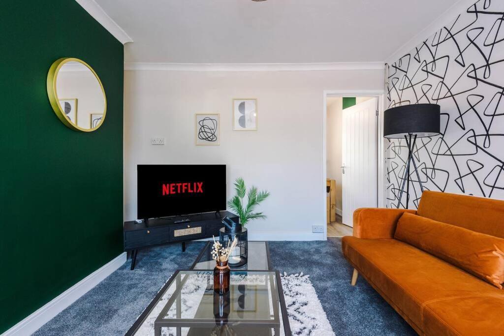 Cheerful 3 Bedroom Home With Parking Near Chester Saughall Экстерьер фото