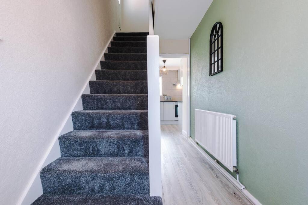 Cheerful 3 Bedroom Home With Parking Near Chester Saughall Экстерьер фото