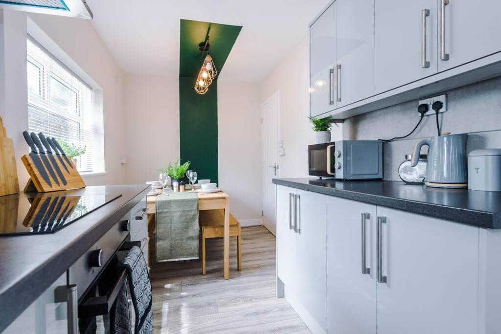 Cheerful 3 Bedroom Home With Parking Near Chester Saughall Экстерьер фото
